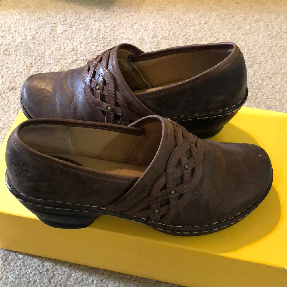 Soft spots distressed look clogs